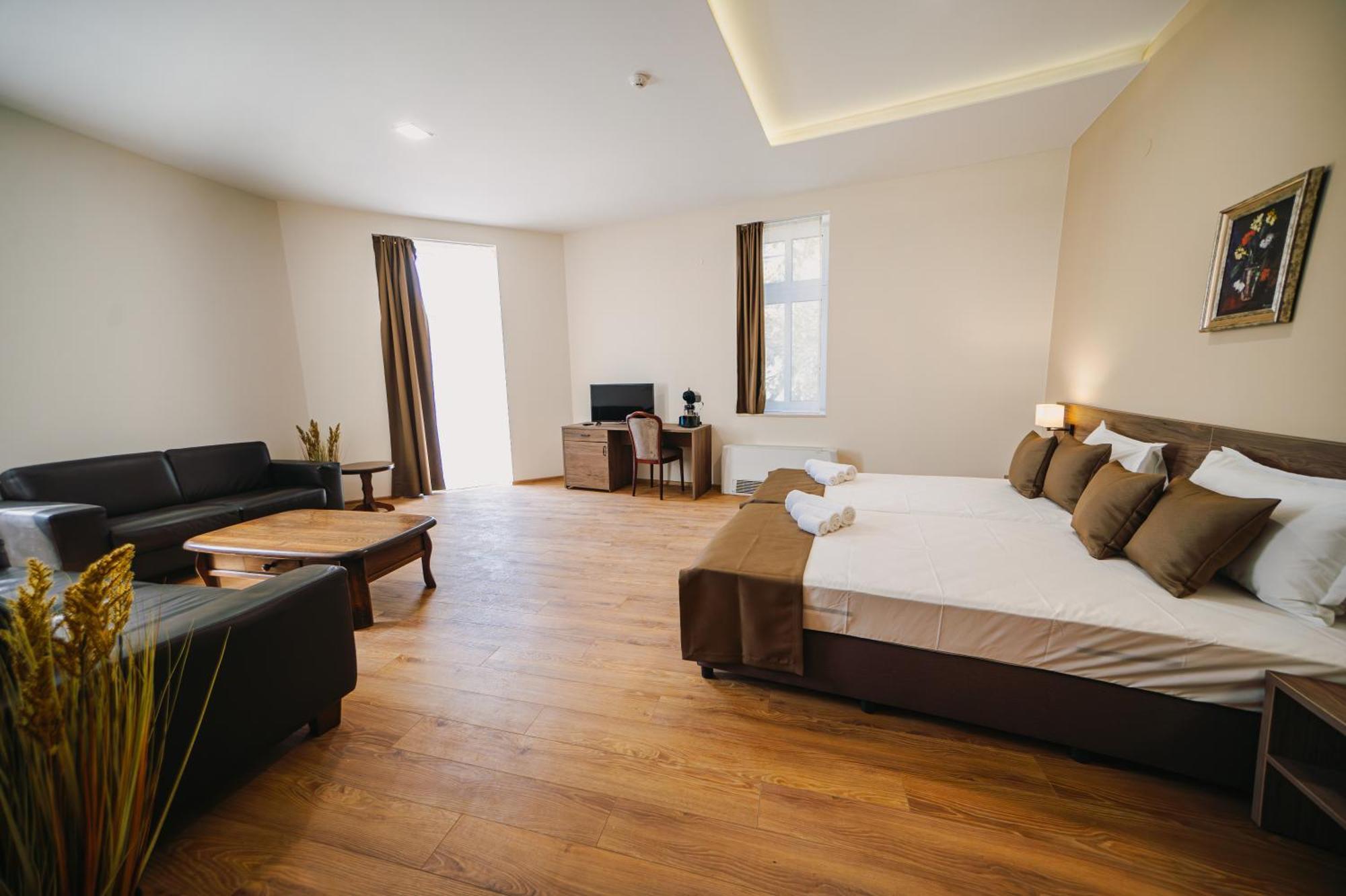 Хотел Театъръ Hotel Pleven Exterior photo